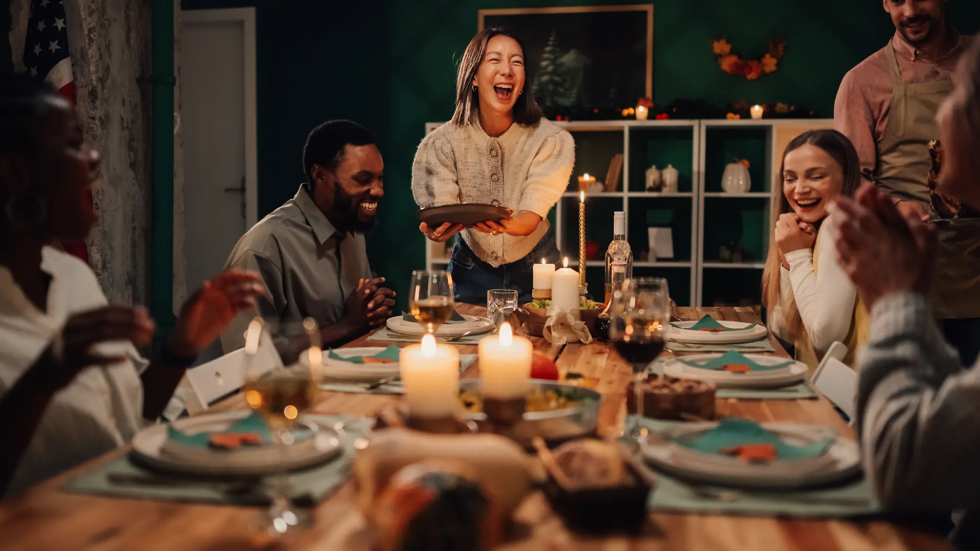 Freunde lachen bei einer Dinner-Party
