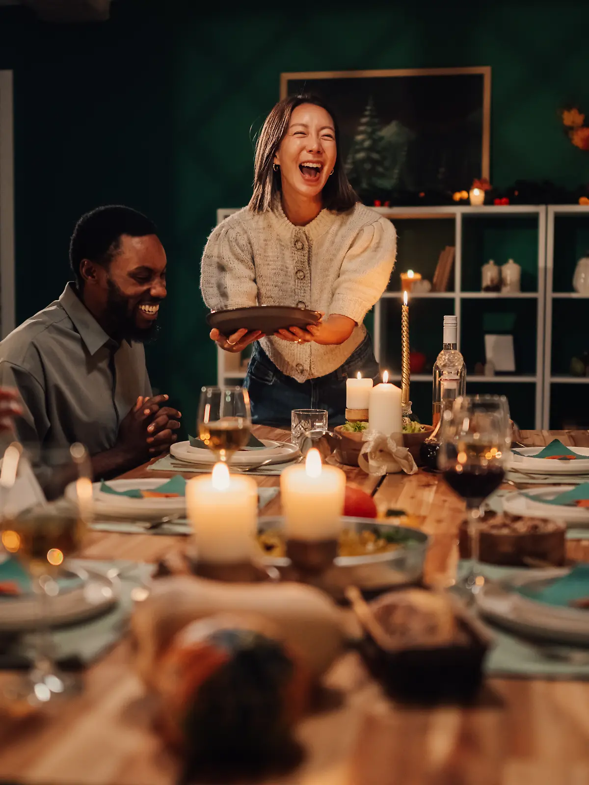 Freunde lachen bei einer Dinner-Party