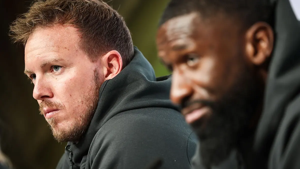 Julian Nagelsmann (l.) schätzt das Engagement von Antonio Rüdiger für die Nationalmannschaft. (Archivbild)