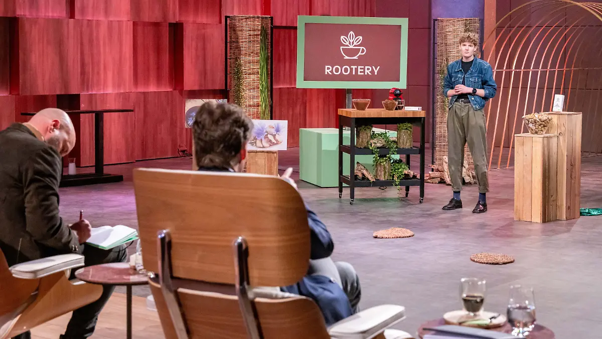 Die Höhle der Löwen: Gründerin Angelina steht mit ihrer Startup-Idee Rootery vor Investor Carsten Maschmeyer und beantwortet Fragen