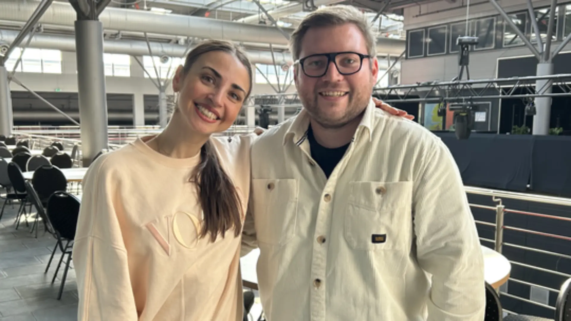 Ekaterina Leonova während den Proben im Gespräch mit RTL-Reporter Kai Franzke Jr.
