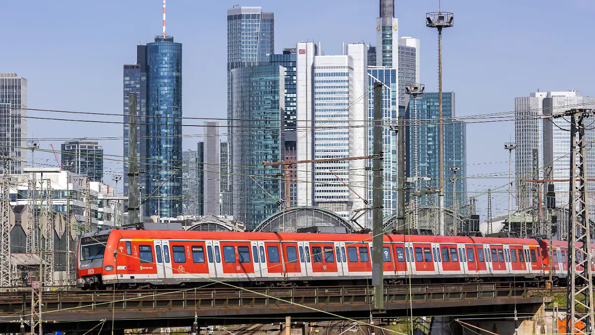 Frankfurt, Deutschland - 11. April 2025: Zug der S-Bahn Rhein-Main der Deutsche Bahn DB Regio bei der Ausfahrt aus dem Frankfurter Hauptbahnhof in Frankfurt, Deutschland.
