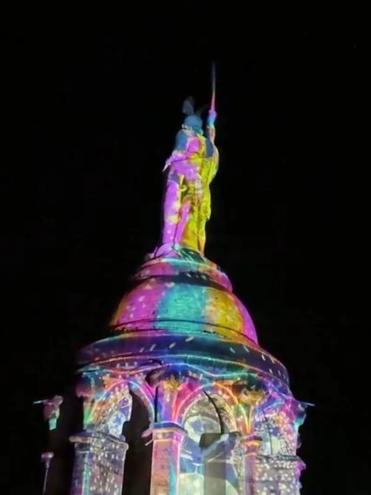 Bild zu: "Lichtspektakel am Hermannsdenkmals"