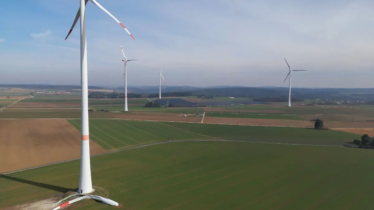 Ein Rotorblatt ist im Bürgerwindpark Berching zu Boden gestürzt, Aufnahme mit einer Drohne. +++ dpa-Bildfunk +++