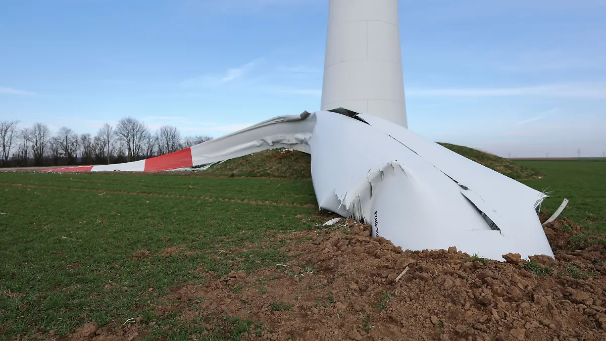 Ein Rotorblatt ist im Bürgerwindpark Berching zu Boden gestürzt. +++ dpa-Bildfunk +++