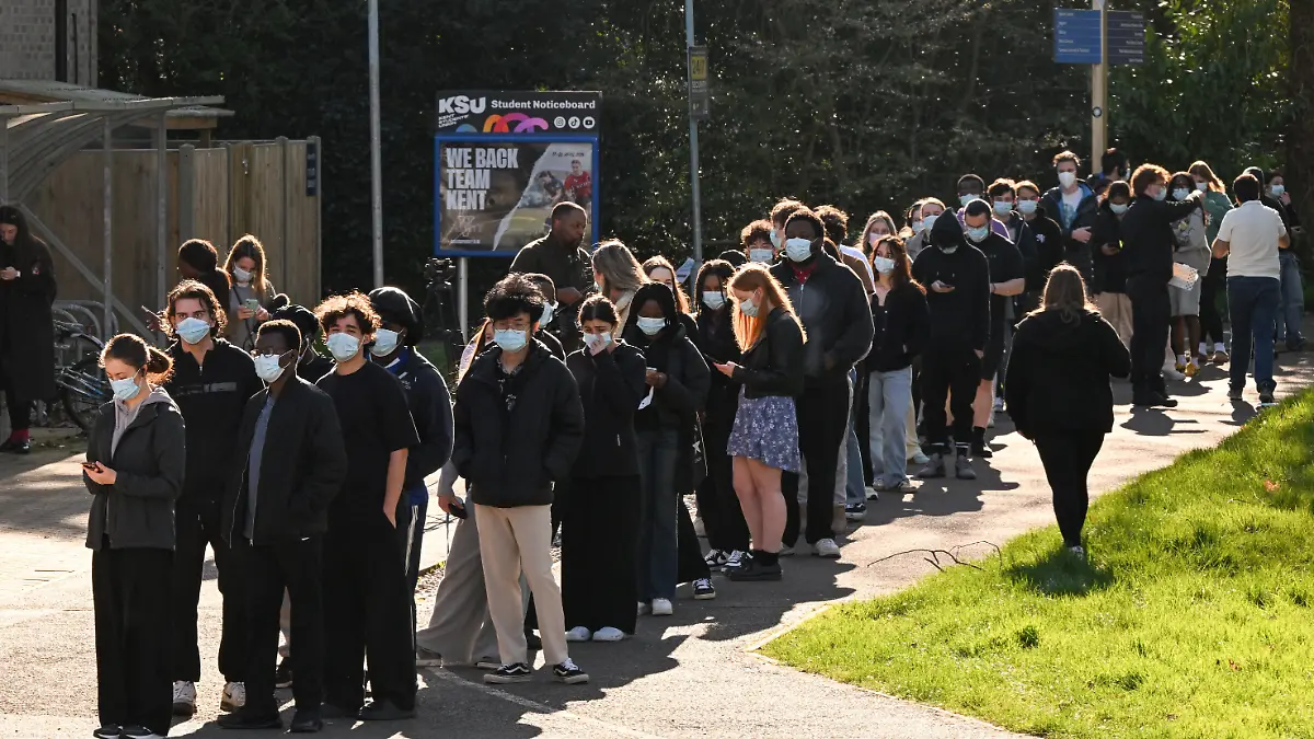 People queue to receive vaccinations at the Sports centre on the University of Kent campus, following an outbreak of meningitis cases in Kent, in Canterbury, Britain, March 18, 2026. REUTERS/Chris J. Ratcliffe