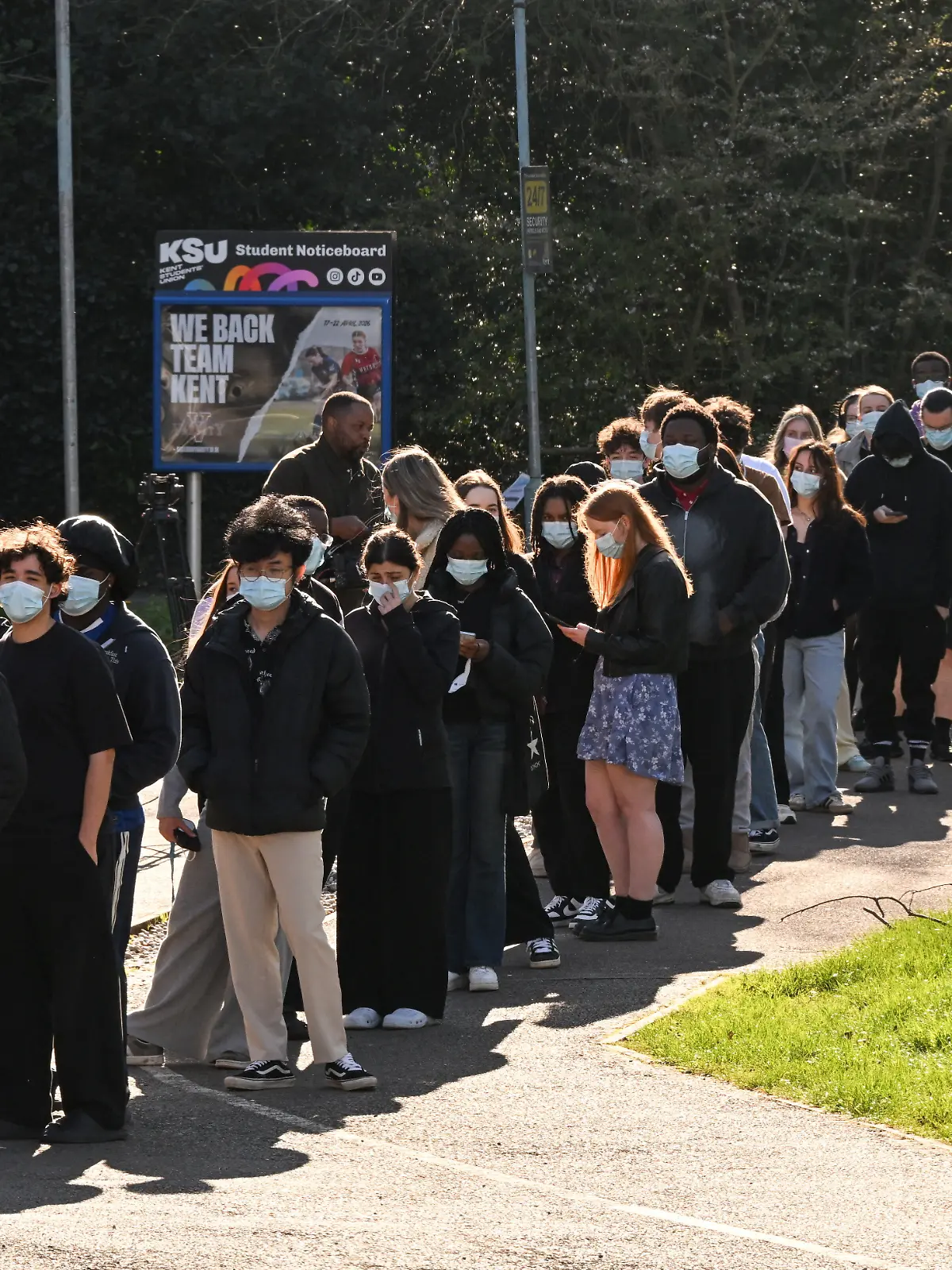 People queue to receive vaccinations at the Sports centre on the University of Kent campus, following an outbreak of meningitis cases in Kent, in Canterbury, Britain, March 18, 2026. REUTERS/Chris J. Ratcliffe