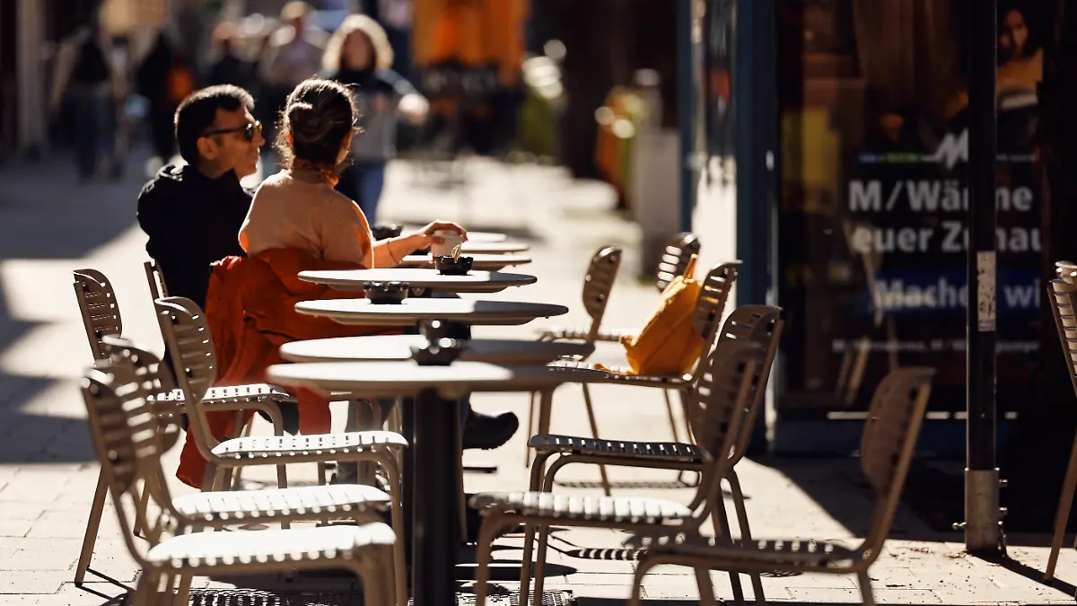 MUC/ München 27.02.2026 MÜNCHEN: Strassencafes öffnen bei Frühlingswetter - Leopoldstrasse Foto: Johannes Simon