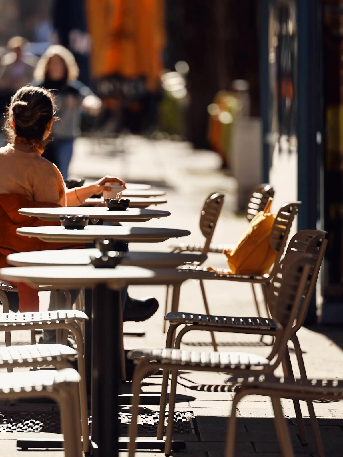 MUC/ München 27.02.2026 MÜNCHEN: Strassencafes öffnen bei Frühlingswetter - Leopoldstrasse Foto: Johannes Simon