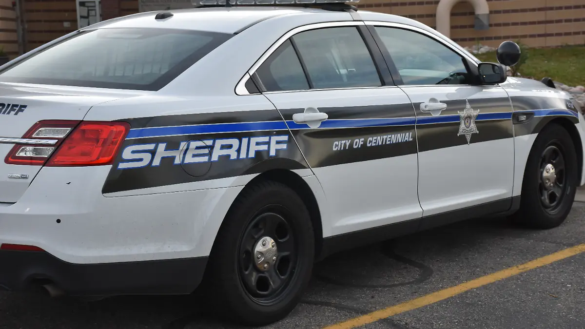 Die Aufnahme vom 13.07.2015 zeigt einen Wagen des Sheriff-Büros von Centennial, US-Bundesstaat Colorado, vor dem Gericht des Vorortes von Denver. In dem Gericht soll am 14.07.2015 die Schlussphase des Prozesses gegen einen 27-Jährigen beginnen, der im Juli 2012 in einem Kino während der Premiere eines «Batman»-Films zwölf Menschen erschossen und 70 verletzt hatte. Foto: Chris Melzer/dpa (zu dpa "Welcher Weg, welche Waffen: Antworten zum Kinomörder von Aurora" vom 14.07.2015) ++