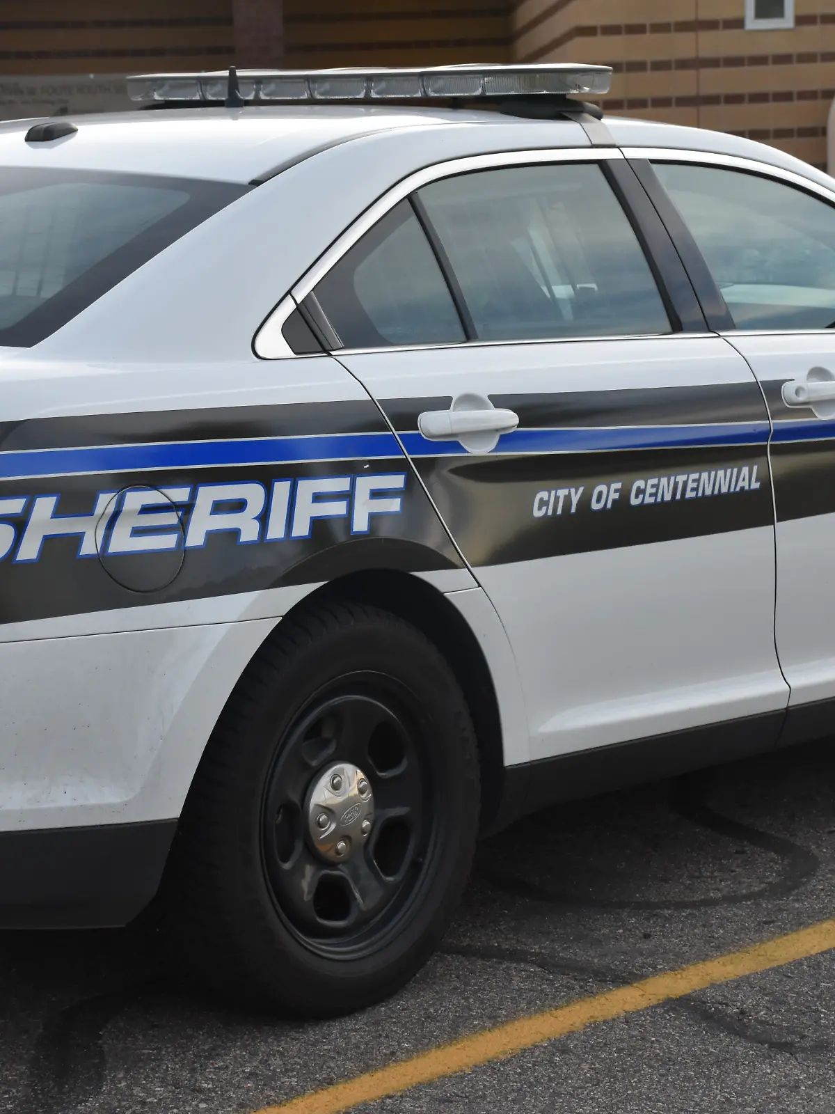 Die Aufnahme vom 13.07.2015 zeigt einen Wagen des Sheriff-Büros von Centennial, US-Bundesstaat Colorado, vor dem Gericht des Vorortes von Denver. In dem Gericht soll am 14.07.2015 die Schlussphase des Prozesses gegen einen 27-Jährigen beginnen, der im Juli 2012 in einem Kino während der Premiere eines «Batman»-Films zwölf Menschen erschossen und 70 verletzt hatte. Foto: Chris Melzer/dpa (zu dpa "Welcher Weg, welche Waffen: Antworten zum Kinomörder von Aurora" vom 14.07.2015) ++