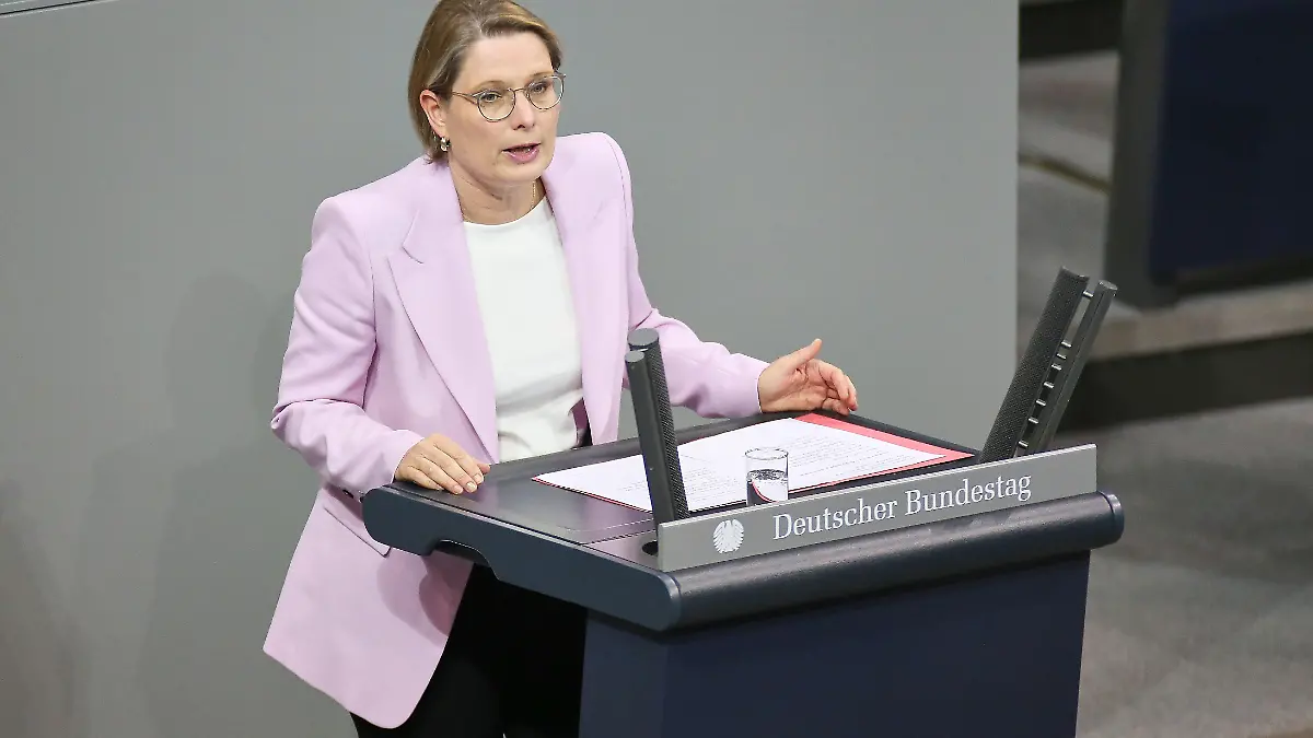 Berlin, Deutschland: Deutscher Bundestag: 64. Bundestagssitzung: Bundesministerin der Justiz und für Verbraucherschutz Stefanie Hubig (SPD)