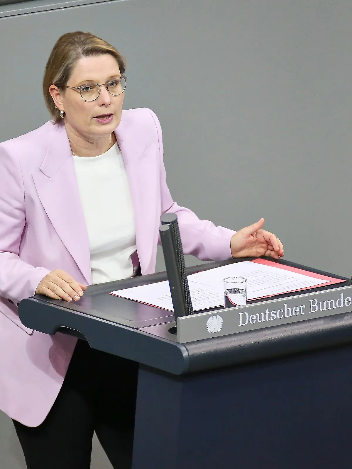 Berlin, Deutschland: Deutscher Bundestag: 64. Bundestagssitzung: Bundesministerin der Justiz und für Verbraucherschutz Stefanie Hubig (SPD)