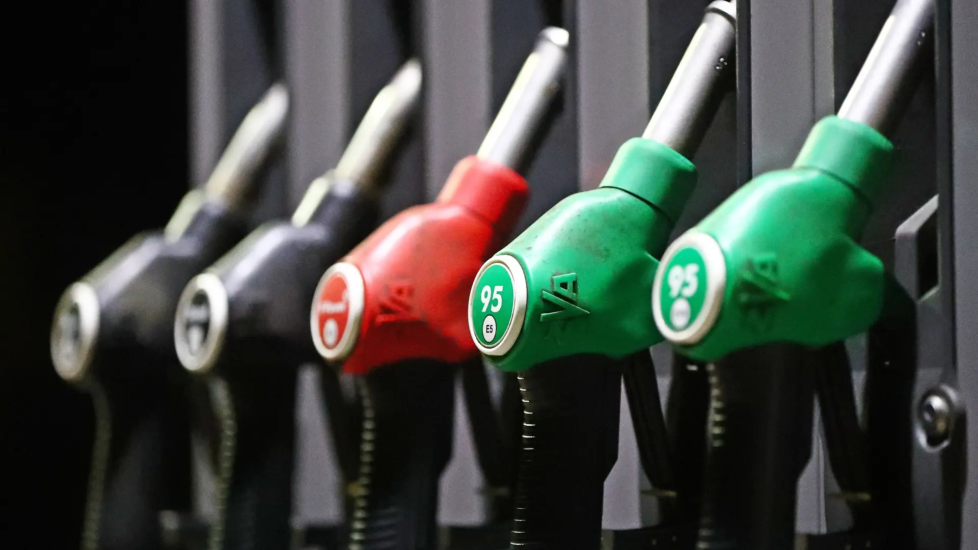 Wirtschaft, Shell Tankstelle 17.03.2026, Wirtschaft v.l. Symbolfoto, Symbolbild Logo Schriftzug Raststätte Tankstelle Shell Homburg A6 Benzinpreise Dieselpreise, Tanken, Tankstation, Zapfsäulen, Zapfhähne, Zapfpistolen Homburg Shell Tankstelle A6 Saarland Deutschland DEU *** Economy, Shell petrol station 17 03 2026, Economy v l symbol photo, symbol image logo lettering service station petrol station Shell Homburg A6 petrol prices diesel prices, refueling, petrol station, petrol pumps, petrol taps, petrol nozzles Homburg Shell petrol station A6 Saarland Germany DEU Copyright: xStevenxMohrx