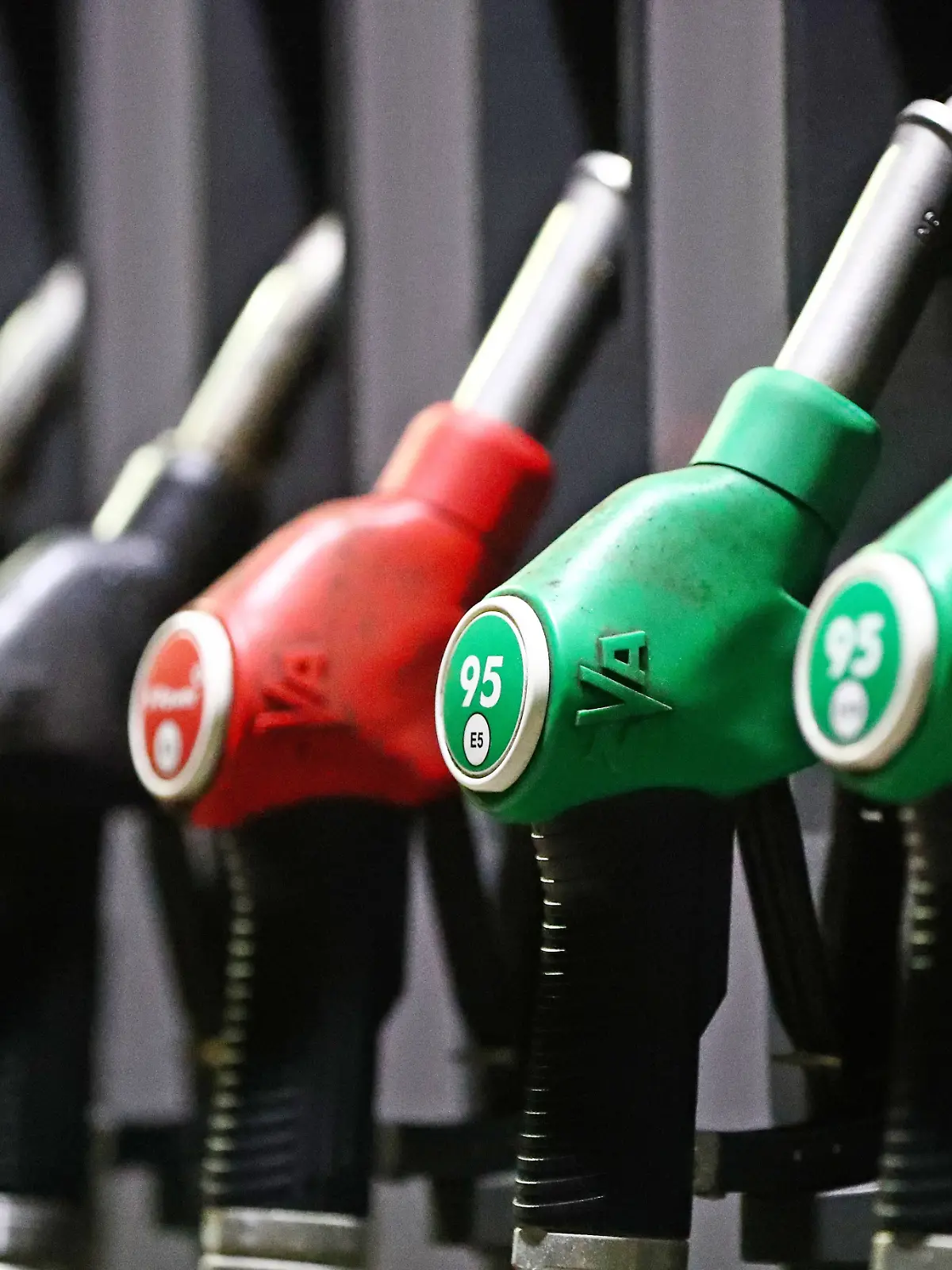 Wirtschaft, Shell Tankstelle 17.03.2026, Wirtschaft v.l. Symbolfoto, Symbolbild Logo Schriftzug Raststätte Tankstelle Shell Homburg A6 Benzinpreise Dieselpreise, Tanken, Tankstation, Zapfsäulen, Zapfhähne, Zapfpistolen Homburg Shell Tankstelle A6 Saarland Deutschland DEU *** Economy, Shell petrol station 17 03 2026, Economy v l symbol photo, symbol image logo lettering service station petrol station Shell Homburg A6 petrol prices diesel prices, refueling, petrol station, petrol pumps, petrol taps, petrol nozzles Homburg Shell petrol station A6 Saarland Germany DEU Copyright: xStevenxMohrx