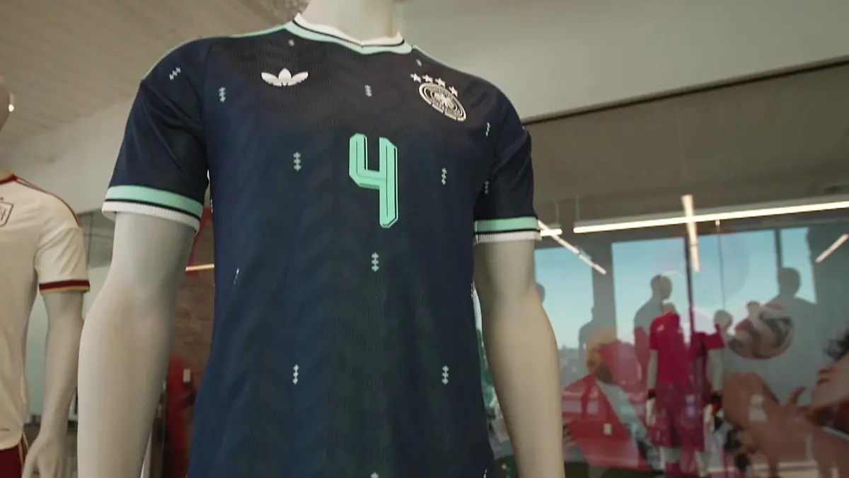 DFB enthüllt WM-Trikot! Dieses schräge Detail hat keiner erwartet Das gab es noch nie