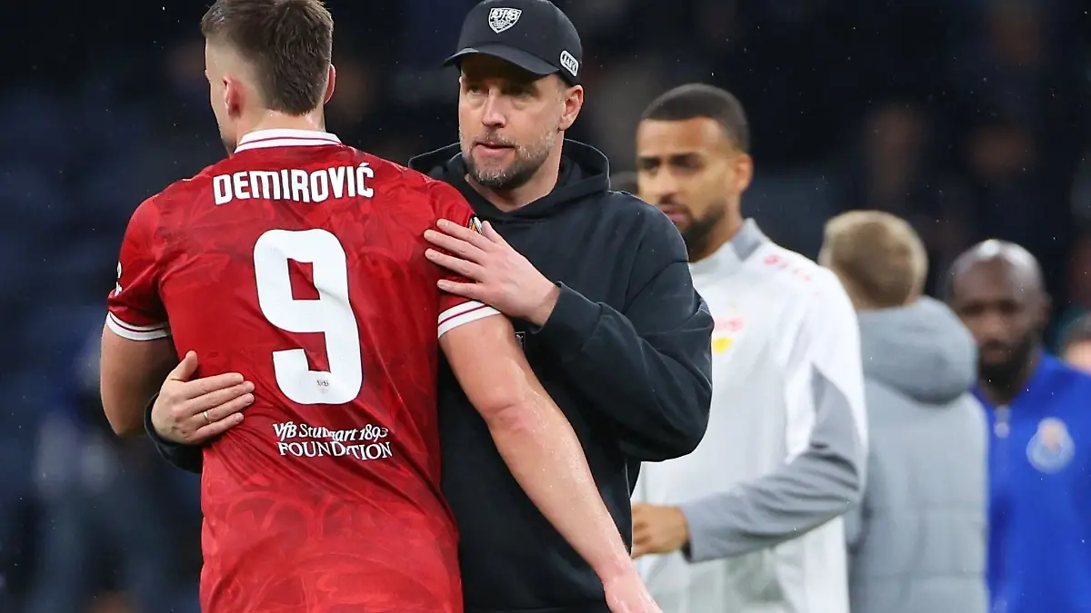 Musste Trost spenden: Trainer Sebastian Hoeneß bei Stürmer Ermedin Demirovic.