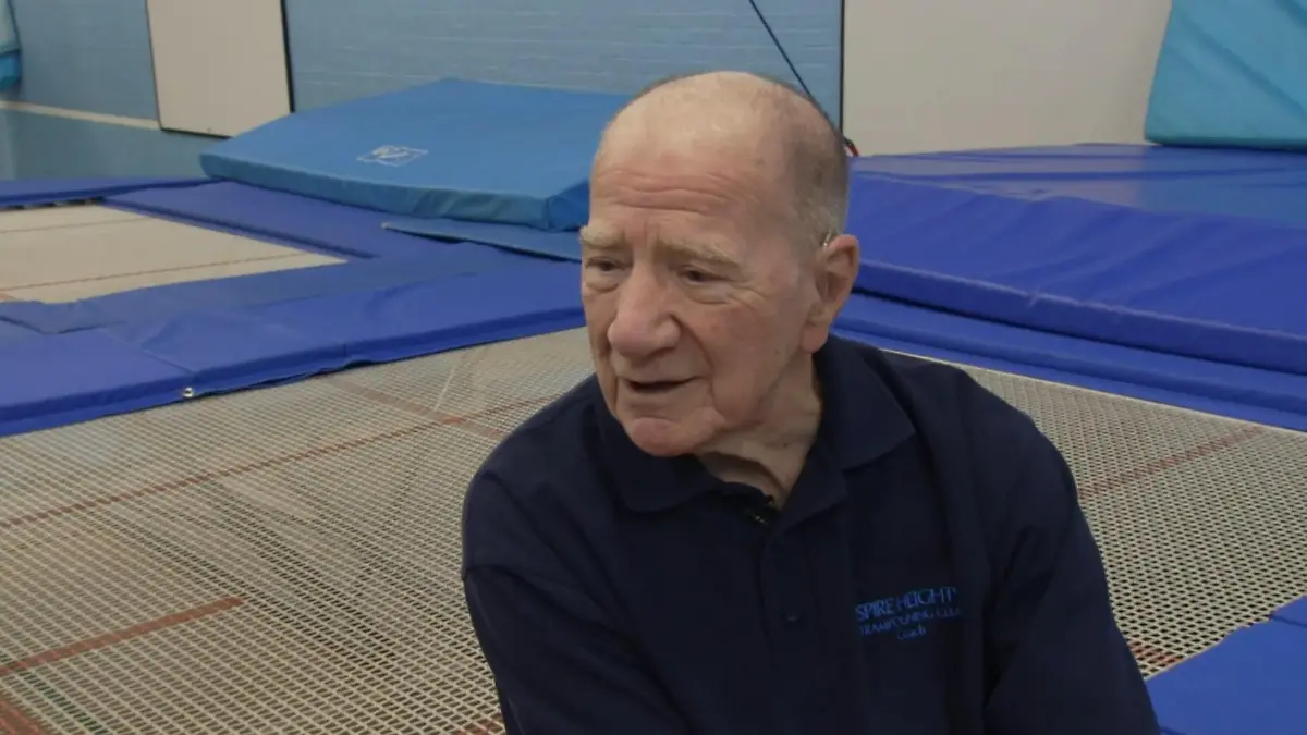 Kein ganz junger Hüpfer! Peter Quinney (91) holt Gold auf dem Trampolin Er denkt noch lange nicht ans Aufhören