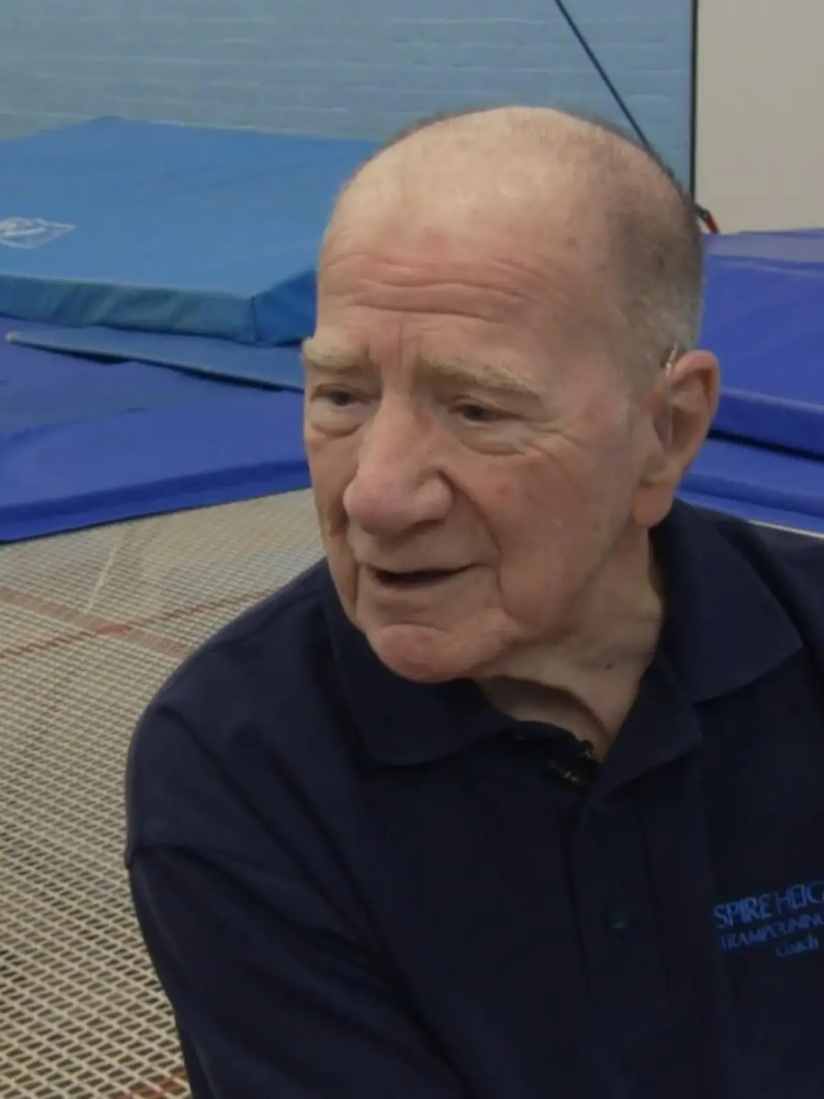 Bild zu: "Kein ganz junger Hüpfer! Peter Quinney (91) holt Gold auf dem Trampolin"