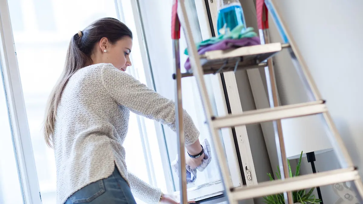 Fensterpflege im Frühling: Beim Frühlingsputz sollten nicht nur die Scheiben glänzen, auch Dichtungen, Rahmen und Beschläge brauchen Pflege.