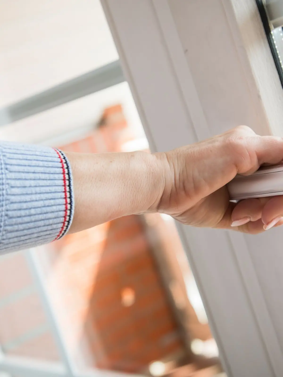 Fenster mit niedrigem g-Wert schützen im Sommer vor Hitze, lassen aber im Winter weniger Sonnenwärme rein.