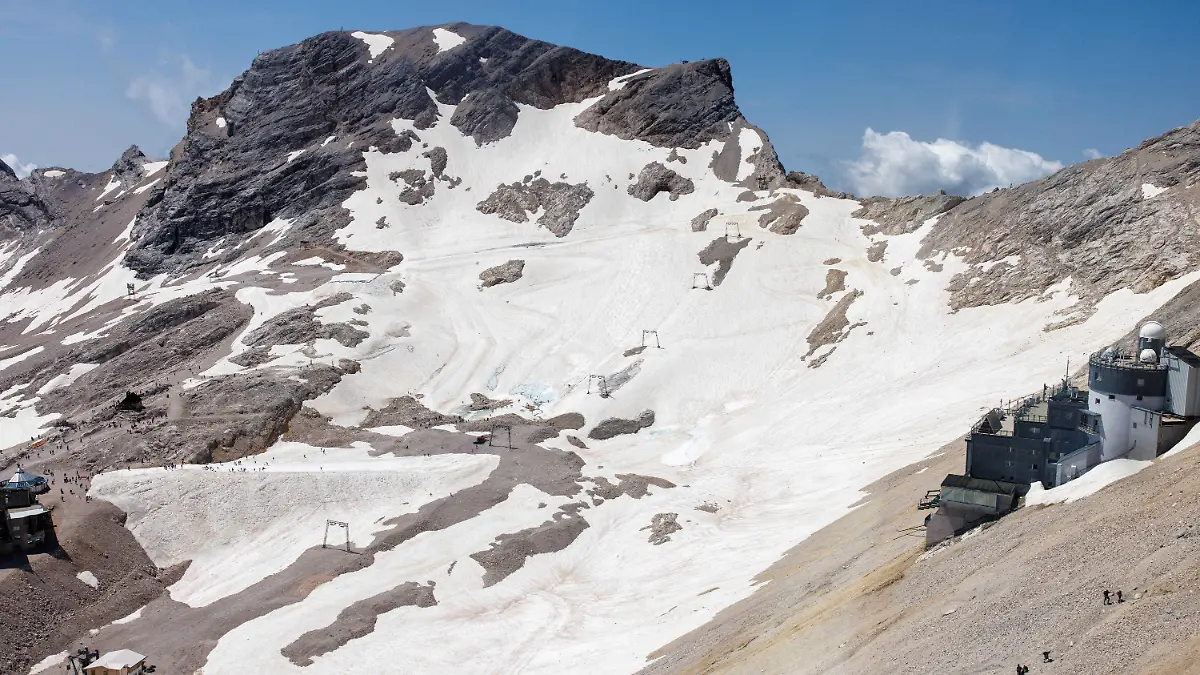 ARCHIV - 25.07.2024, Bayern, Grainau: Schnee liegt auf dem Gletscherrest des Nördlichen Schneeferners auf dem Zugspitzplatt. Der Nördliche Schneeferner ist der zweitgrößte deutsche Gletscher. (zu dpa: «Klimawandel: Aus für Schlepplift am Zugspitzgletscher») Foto: Matthias Balk/dpa +++ dpa-Bildfunk +++