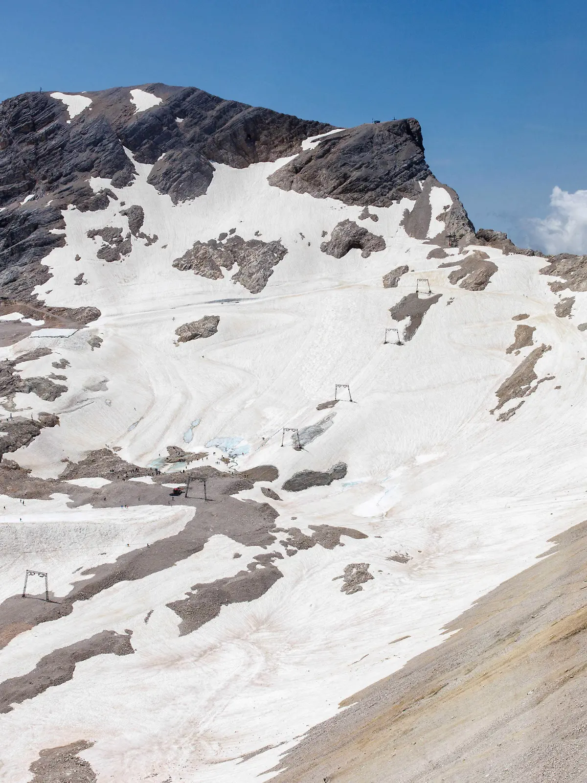 ARCHIV - 25.07.2024, Bayern, Grainau: Schnee liegt auf dem Gletscherrest des Nördlichen Schneeferners auf dem Zugspitzplatt. Der Nördliche Schneeferner ist der zweitgrößte deutsche Gletscher. (zu dpa: «Klimawandel: Aus für Schlepplift am Zugspitzgletscher») Foto: Matthias Balk/dpa +++ dpa-Bildfunk +++
