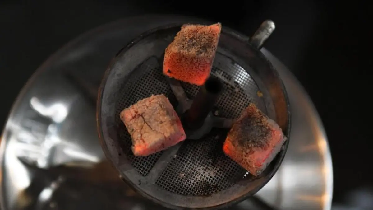 Kohlen glühen auf einer Shisha