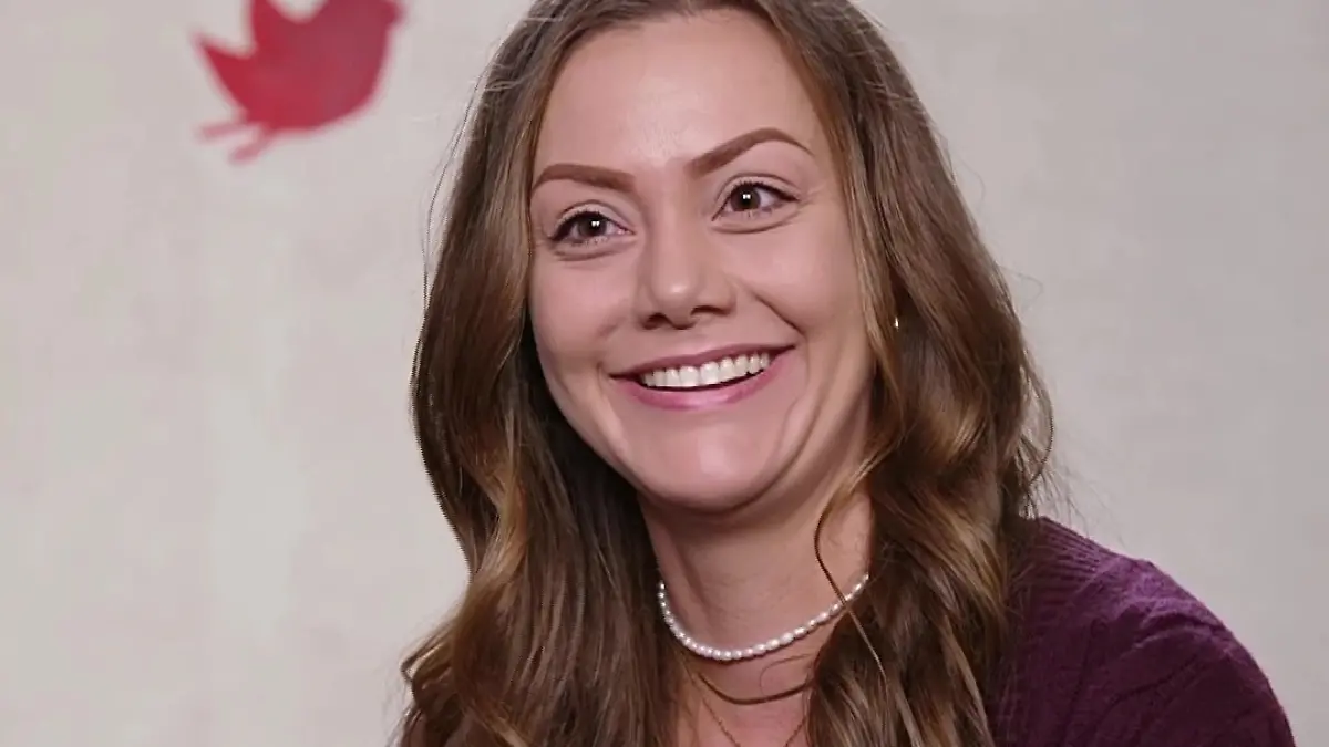 First Dates - Ein Tisch für Zwei: Junge lächelnde Frau mit langen, braunen, gelockten Haaren