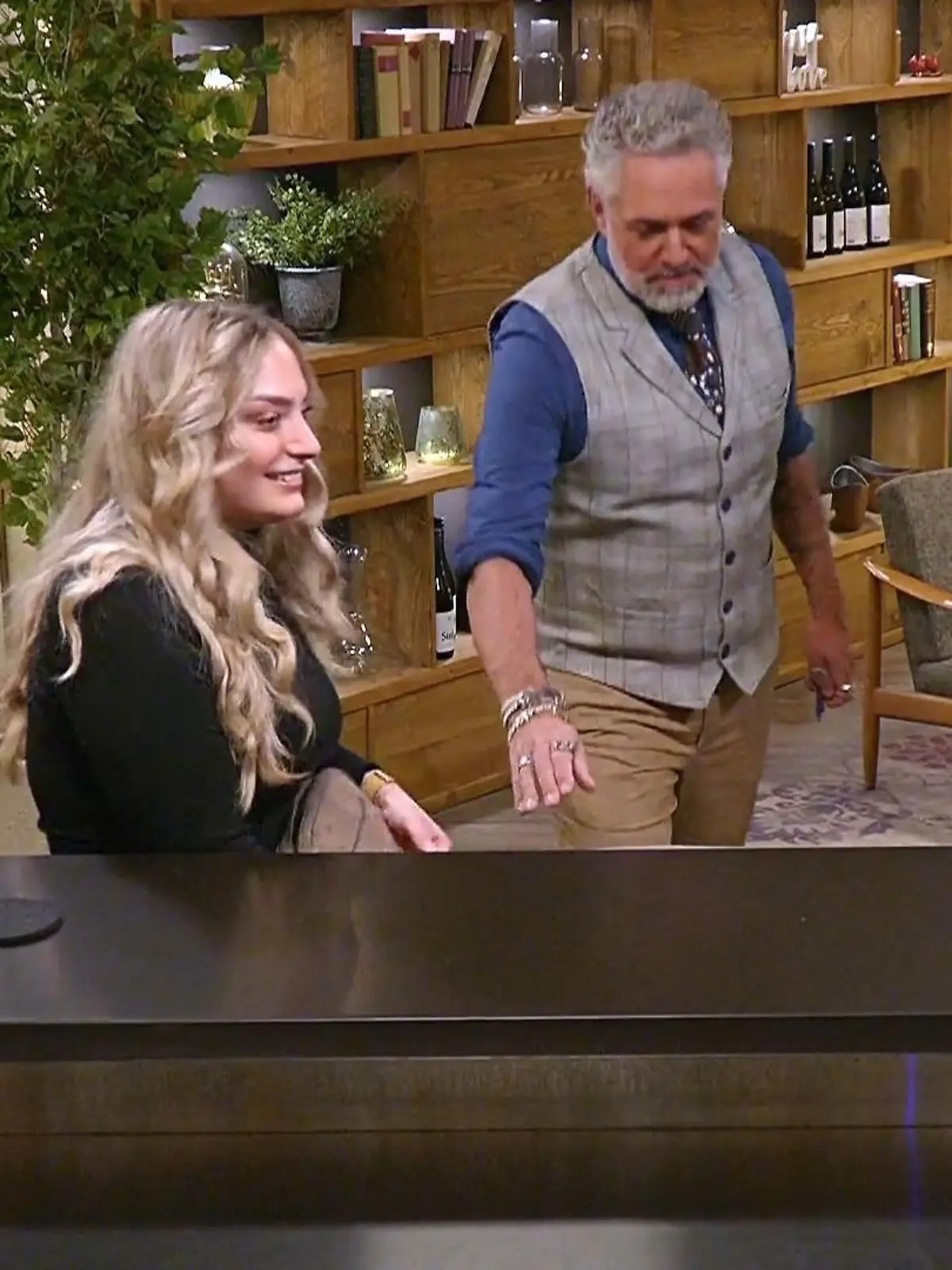 First Dates - Ein Tisch für Zwei: Gastgeber Roland Trettl mit einer jungen Frau und einem jungen Mann an der Theke des Restaurants