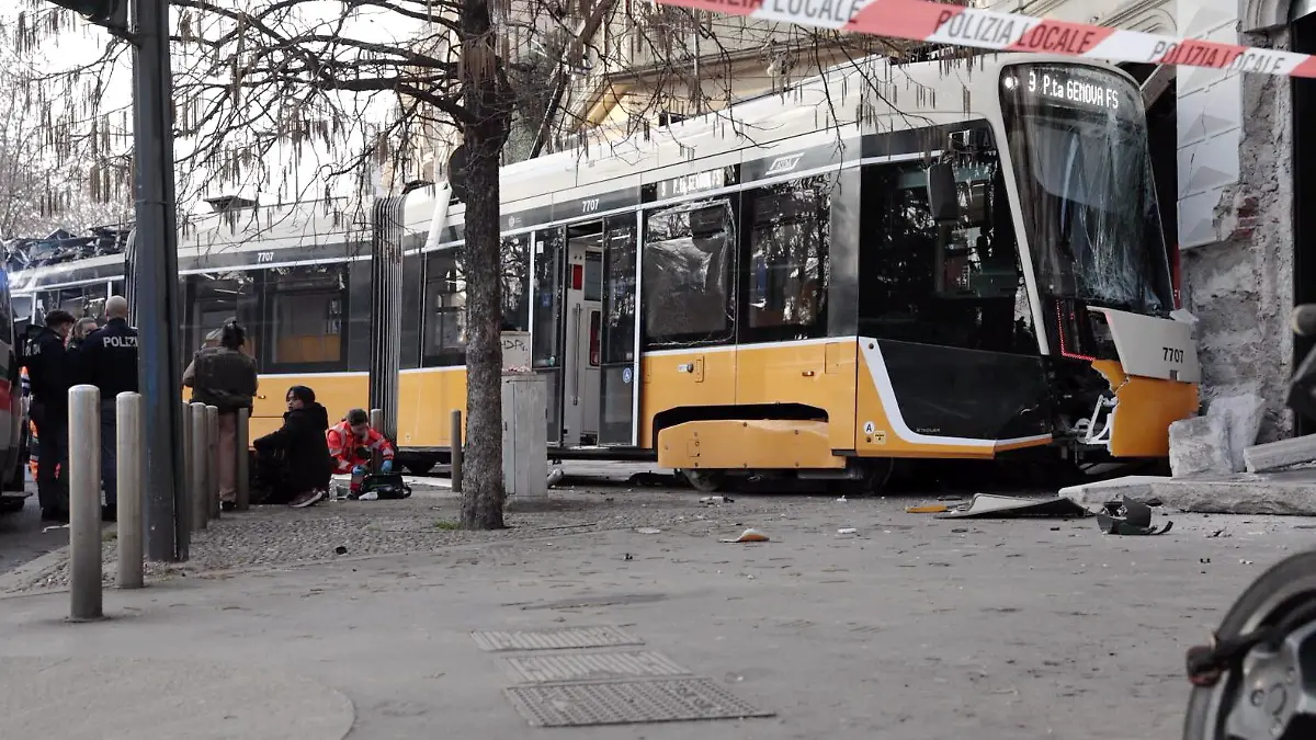 In Mailand entgleist eine Straßenbahn der Linie 9, erfasst mehrere Personen auf der Via Vittorio Veneto und prallt gegen ein Gebäude. (zu dpa: «Fahrer von Unglücks-Tram soll am Handy gewesen sein») +++ dpa-Bildfunk +++