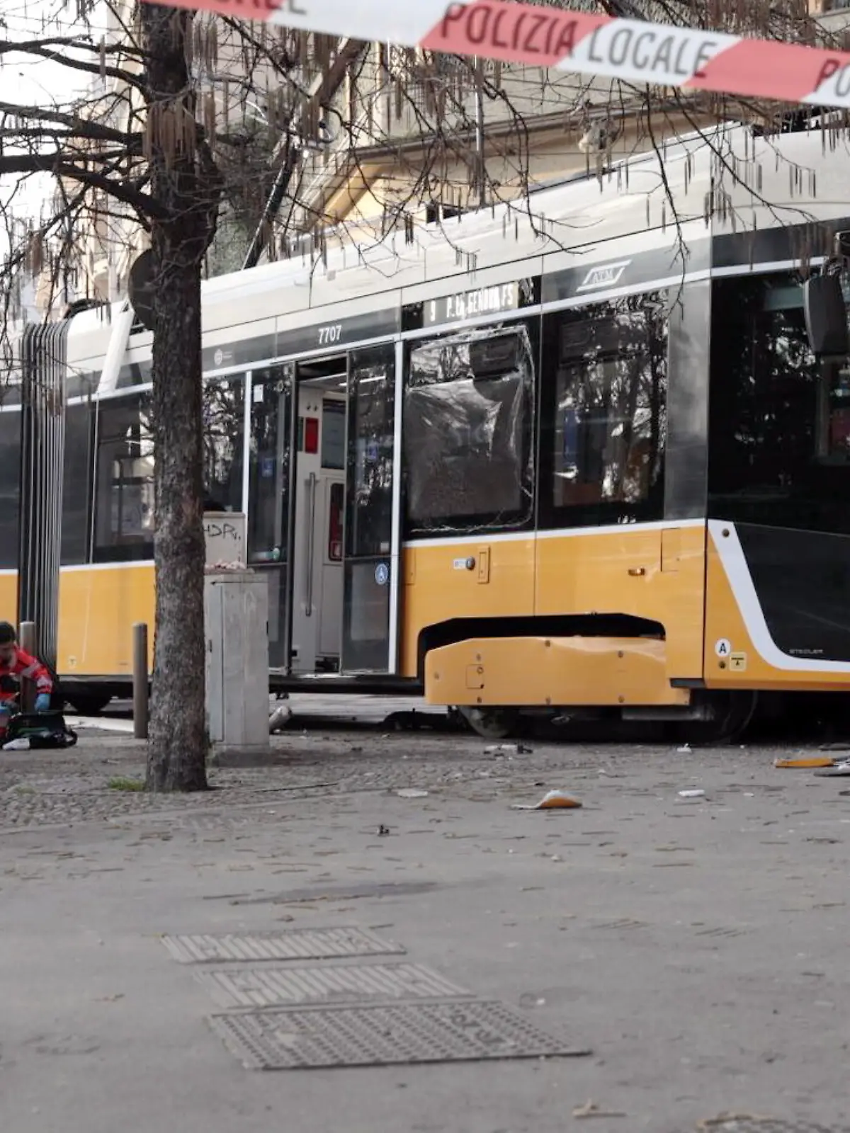 In Mailand entgleist eine Straßenbahn der Linie 9, erfasst mehrere Personen auf der Via Vittorio Veneto und prallt gegen ein Gebäude. (zu dpa: «Fahrer von Unglücks-Tram soll am Handy gewesen sein») +++ dpa-Bildfunk +++