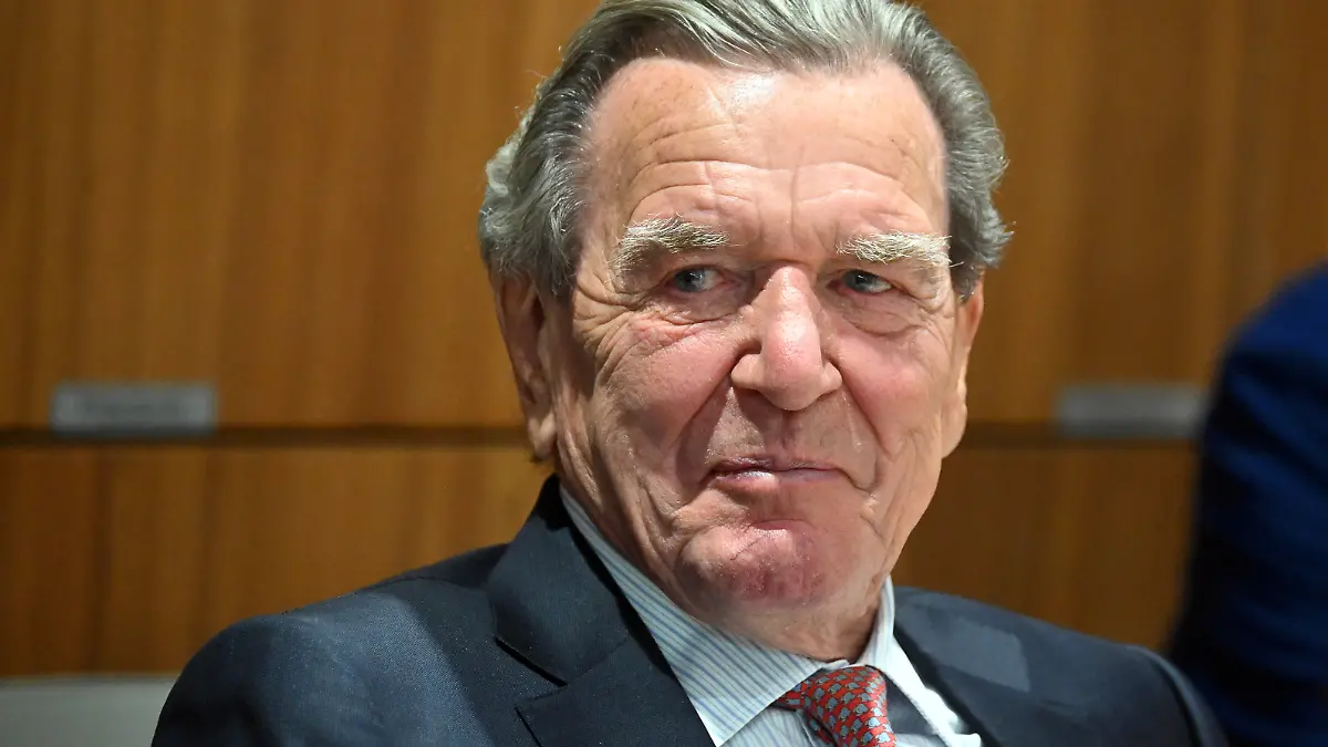 Gerhard Schröder, ehemaliger Bundeskanzler, nimmt an der Sitzung des Niedersächsischen Landtags mit der Wahl des neuen Ministerpräsidenten von Niedersachsen teil. (zu dpa: «Schröder begrüßt Linie von Merz in Iran-Krieg») +++ dpa-Bildfunk +++