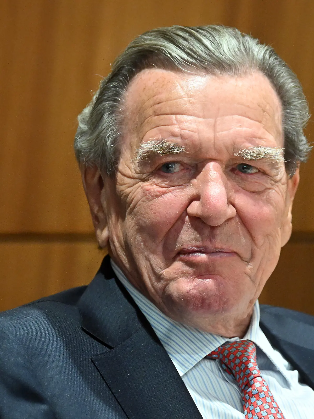 Gerhard Schröder, ehemaliger Bundeskanzler, nimmt an der Sitzung des Niedersächsischen Landtags mit der Wahl des neuen Ministerpräsidenten von Niedersachsen teil. (zu dpa: «Schröder begrüßt Linie von Merz in Iran-Krieg») +++ dpa-Bildfunk +++