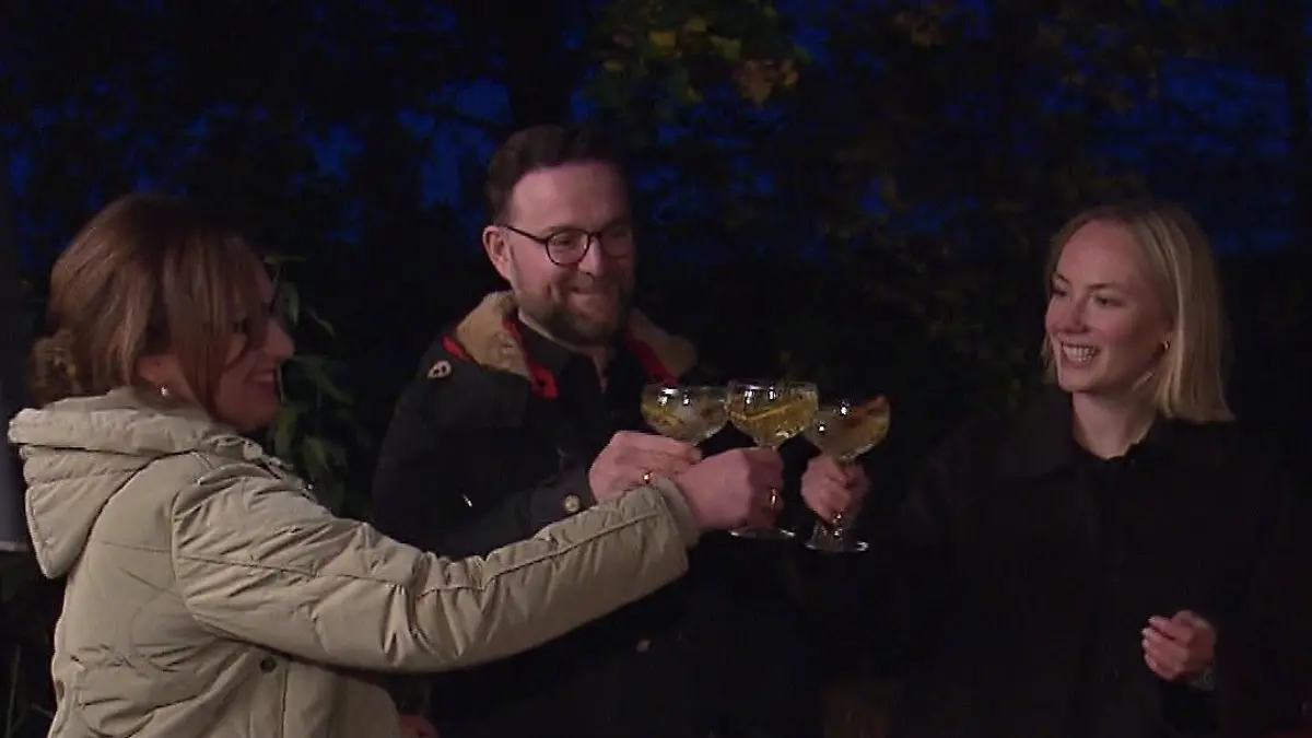 Die Kandidaten stoßen auf den Finalabend an.