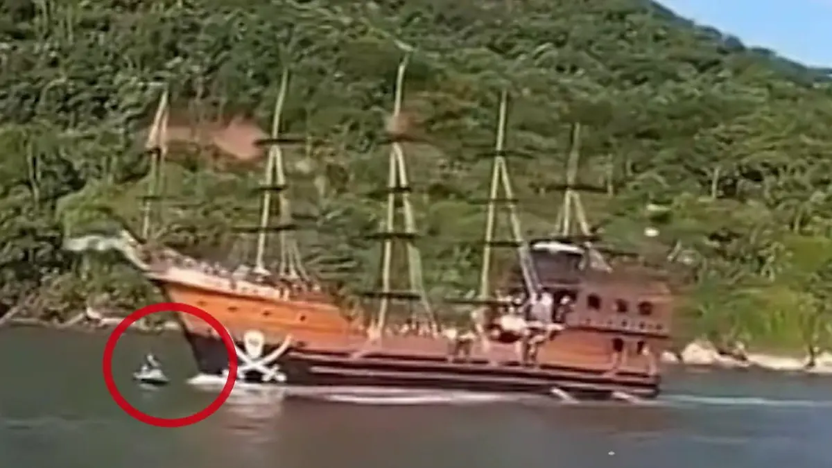 Piratenschiff rammt Jetski – Turtel-Pärchen unter Wasser gedrückt! Crash im Urlaubsparadies