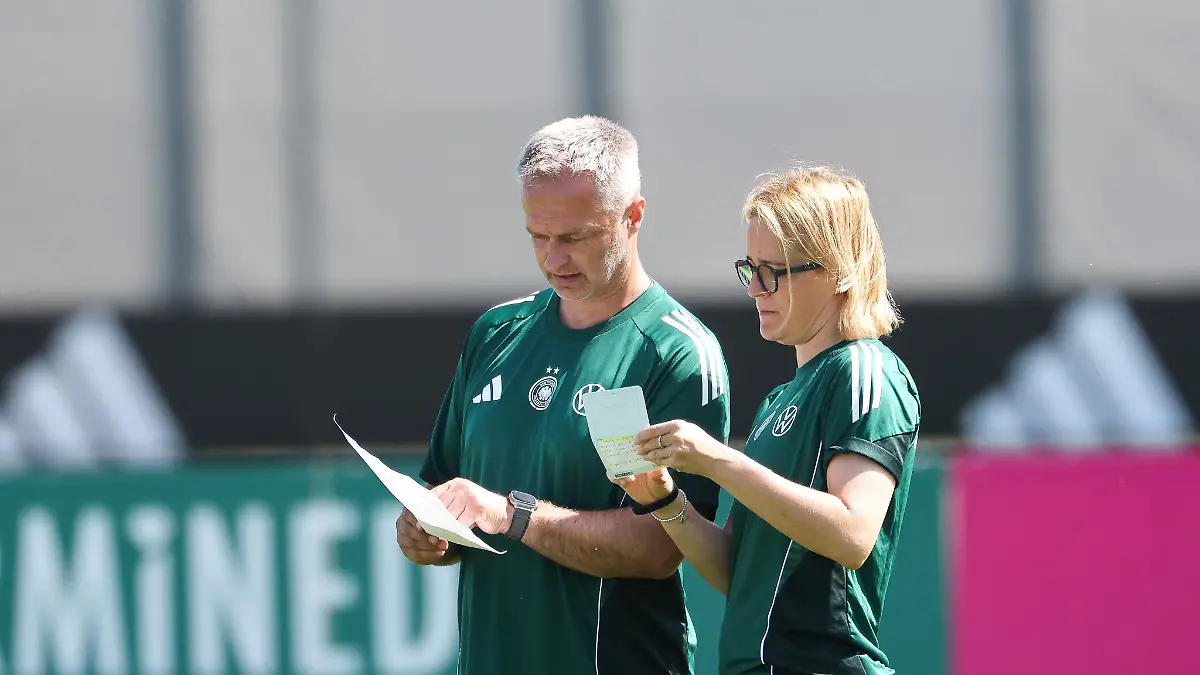 DFB-Chefcoach Christian Wück hat in Saskia Bartusiak (r) und Maren Meinert gleich zwei Co-Trainerinnen. (Archivbild)