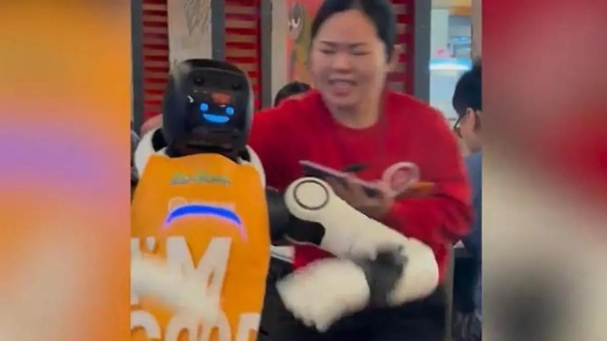 Roboter dreht plötzlich völlig durch – Restaurant-Mitarbeiter müssen ihn bändigen! Randale in China-Lokal