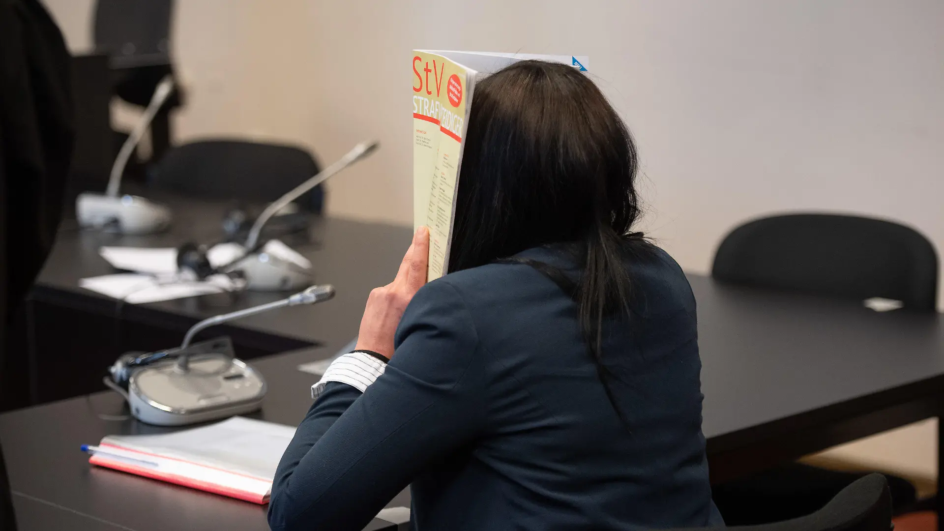 ARCHIV - 04.05.2020, Hamburg: Die Witwe des Berliner Rappers und späteren IS-Mitglieds Denis Cuspert alias Deso Dogg sitzt zu Prozessbeginn am 04.05.2020 in einem Gerichtssaal im Strafjustizgebäude. Die Hamburger Generalstaatsanwaltschaft wirft der 36-Jährigen in einem neuen Prozess, der am 17.06.2021 beginnen soll, Beihilfe zur Versklavung zweier Jesidinnen vor. (zu dpa «Neuer Prozess gegen verurteilte IS-Rückkehrerin wegen Versklavung») Foto: Daniel Reinhardt/dpa Pool/dpa +++ dpa-Bildfunk +++