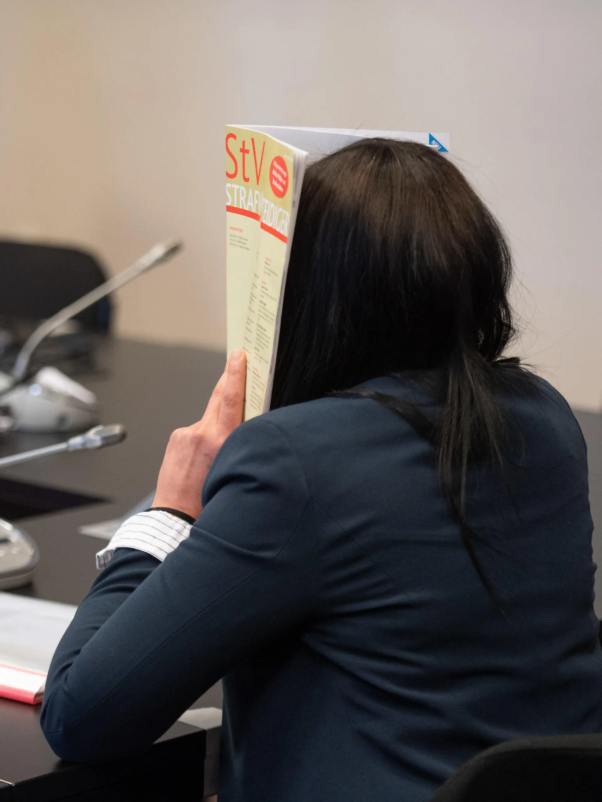 ARCHIV - 04.05.2020, Hamburg: Die Witwe des Berliner Rappers und späteren IS-Mitglieds Denis Cuspert alias Deso Dogg sitzt zu Prozessbeginn am 04.05.2020 in einem Gerichtssaal im Strafjustizgebäude. Die Hamburger Generalstaatsanwaltschaft wirft der 36-Jährigen in einem neuen Prozess, der am 17.06.2021 beginnen soll, Beihilfe zur Versklavung zweier Jesidinnen vor. (zu dpa «Neuer Prozess gegen verurteilte IS-Rückkehrerin wegen Versklavung») Foto: Daniel Reinhardt/dpa Pool/dpa +++ dpa-Bildfunk +++