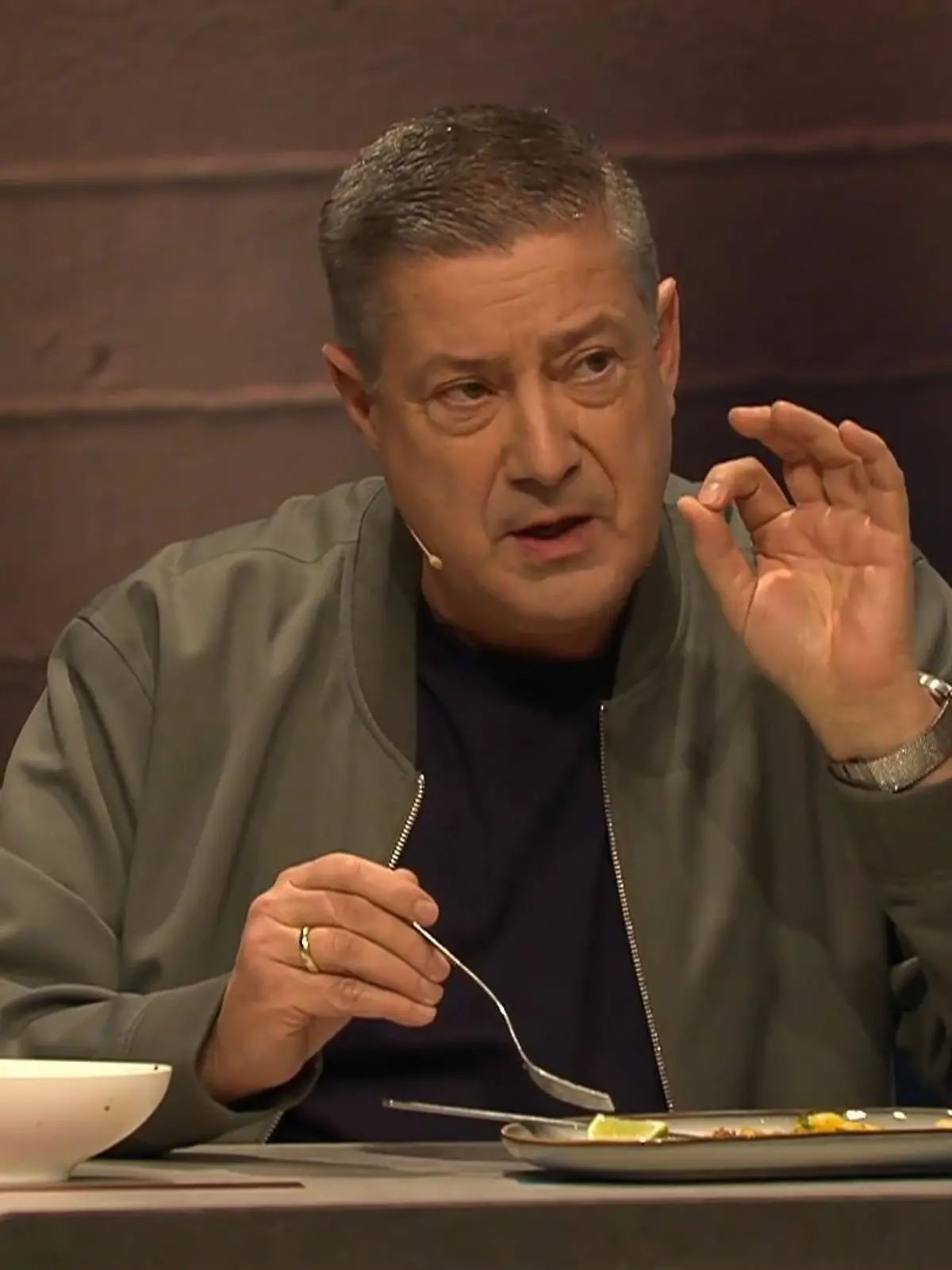 Grill den Henssler: Juror Joachim Llambi begleitet seine kritischen Worte durch eine Handgeste
