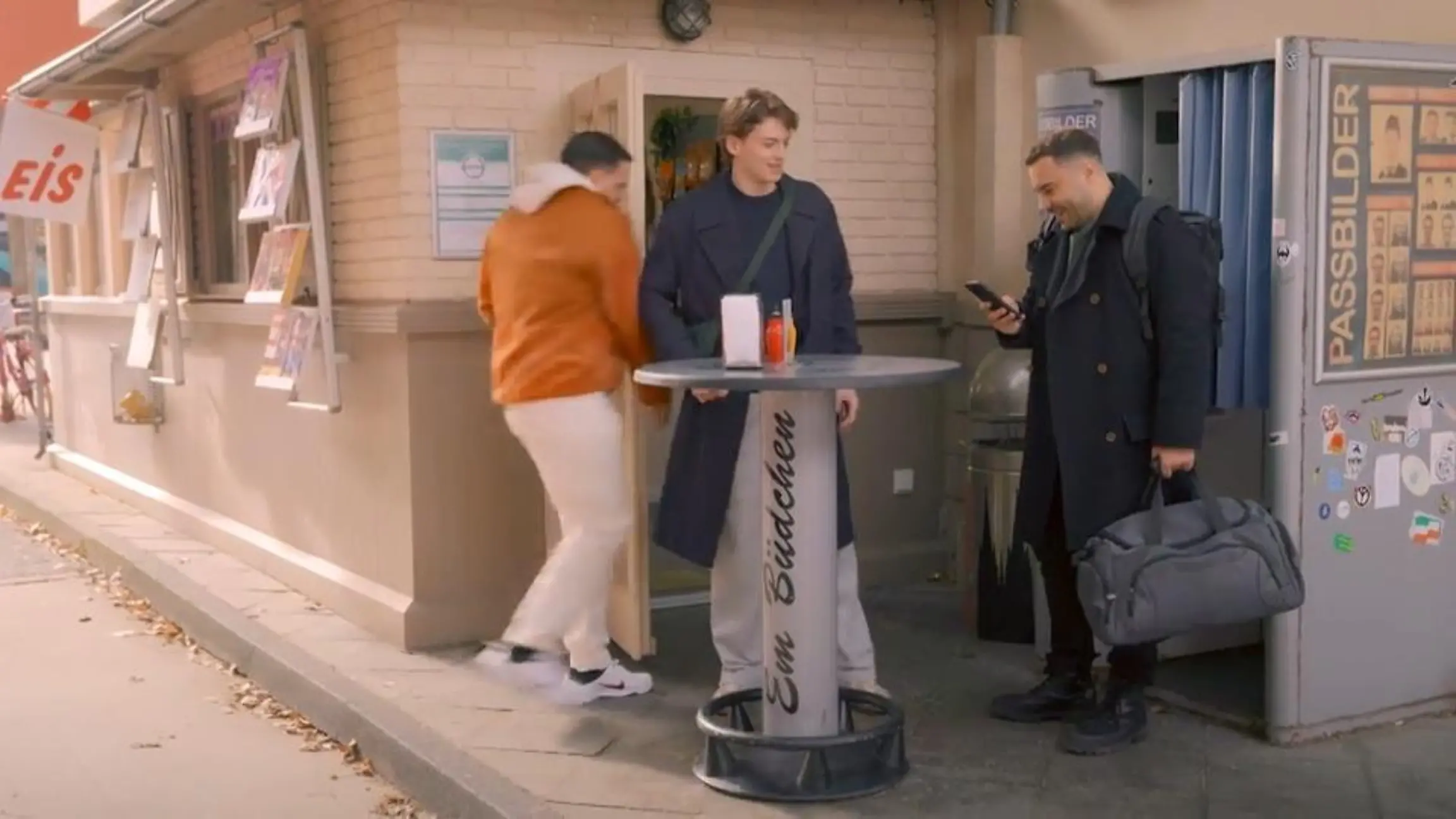 Easy hat Julius als Überraschungsgast für Ringo dabei „Unter uns“-Folge vom 25.03.26 auf RTL+