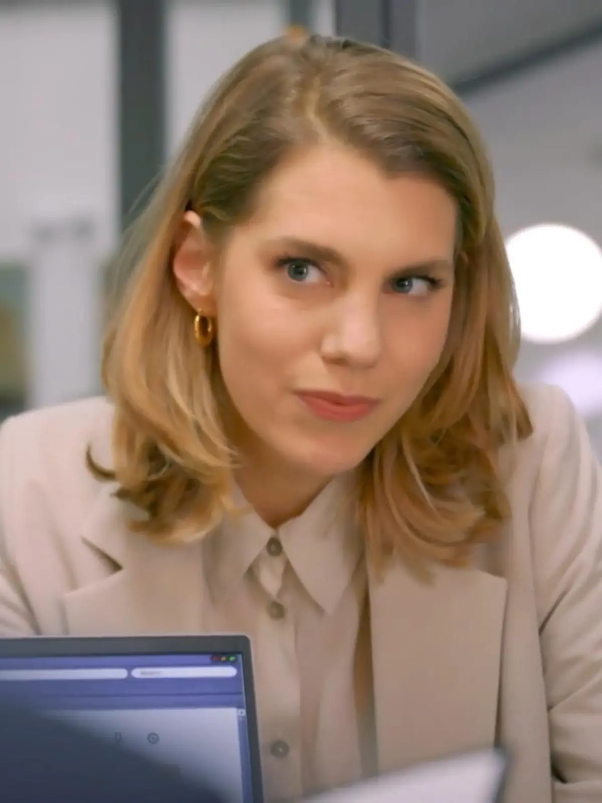 Bild zu: "Stella macht Benedikt ein lukratives Angebot"