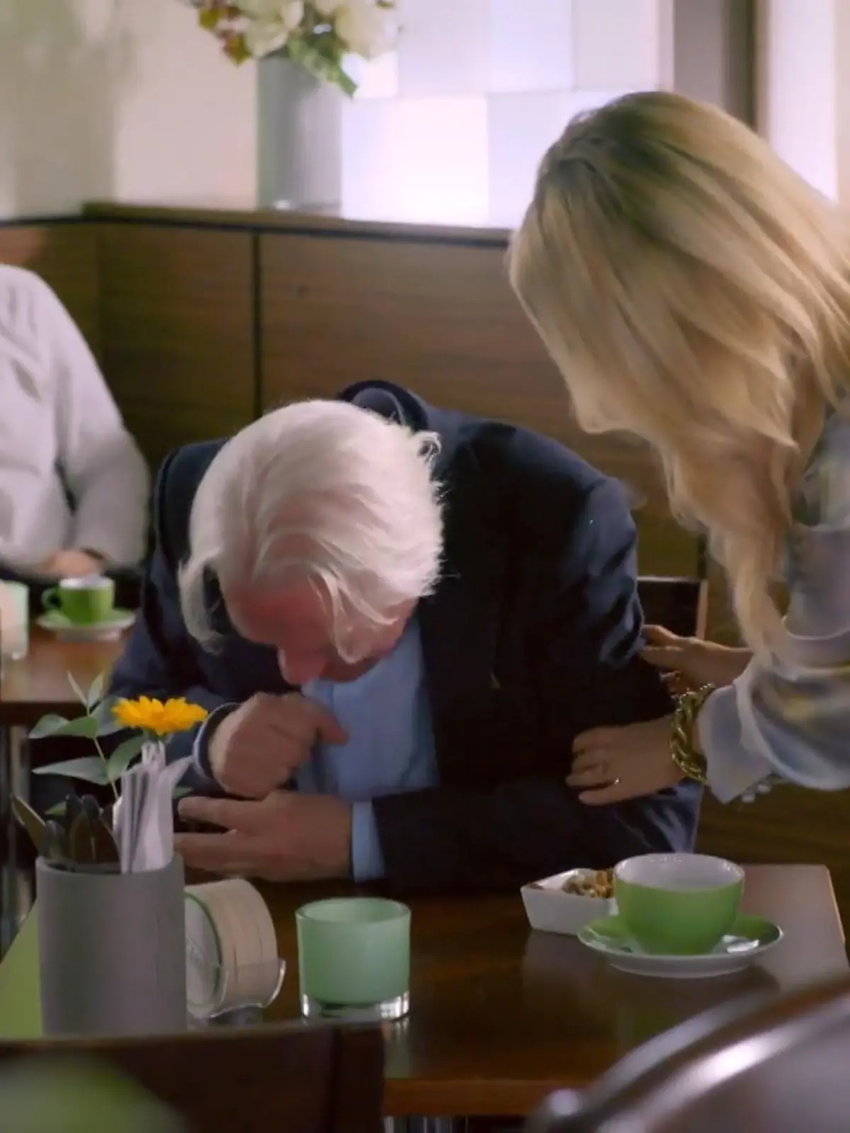 Unter uns: Gottfried bricht bei einer Besprechung mit Patrizia zusammen