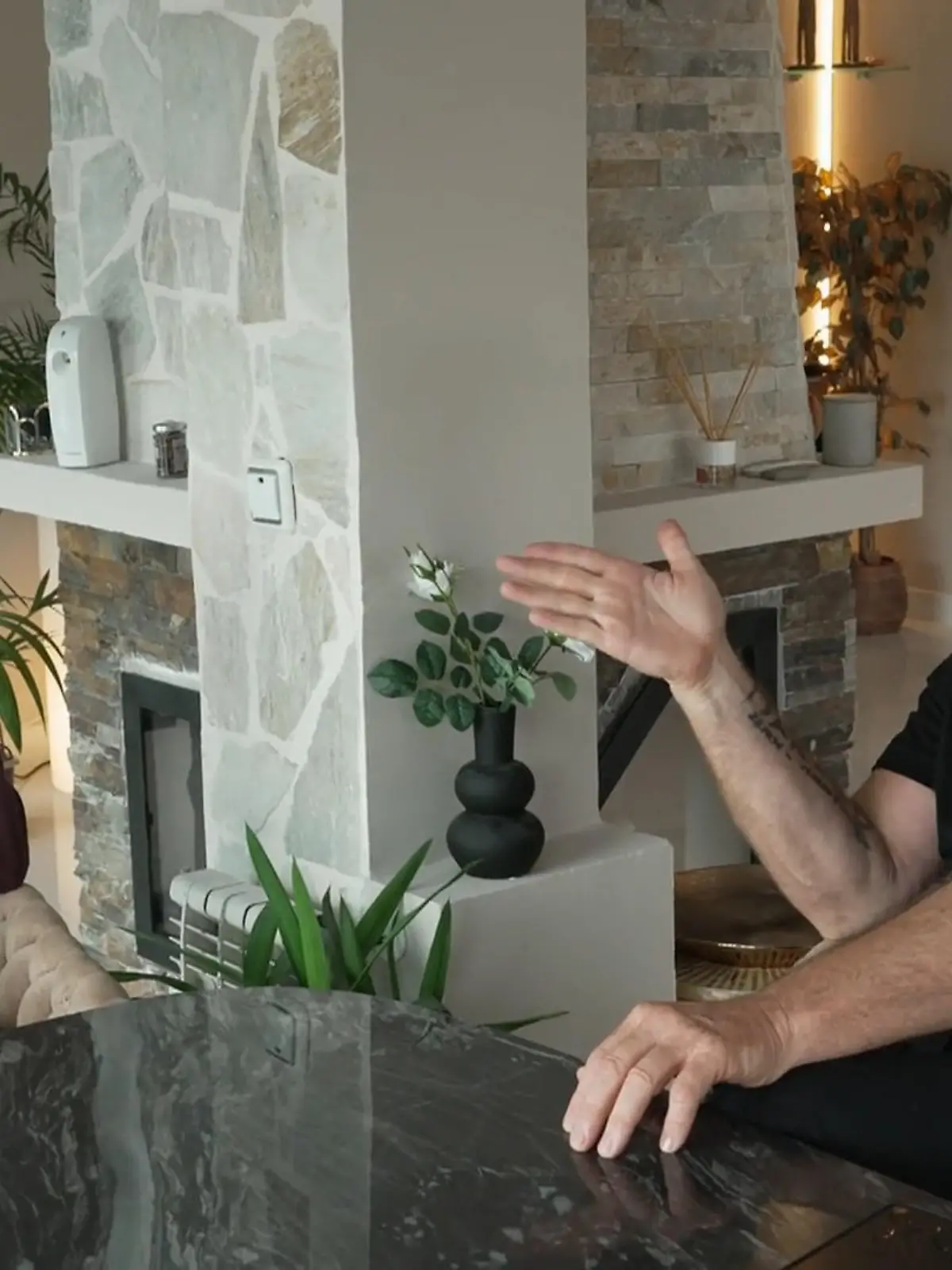 Bild zu: "Steff beichtet sein neues Geschäftsmodell: eine Villa mit OnlyFans-Modells"