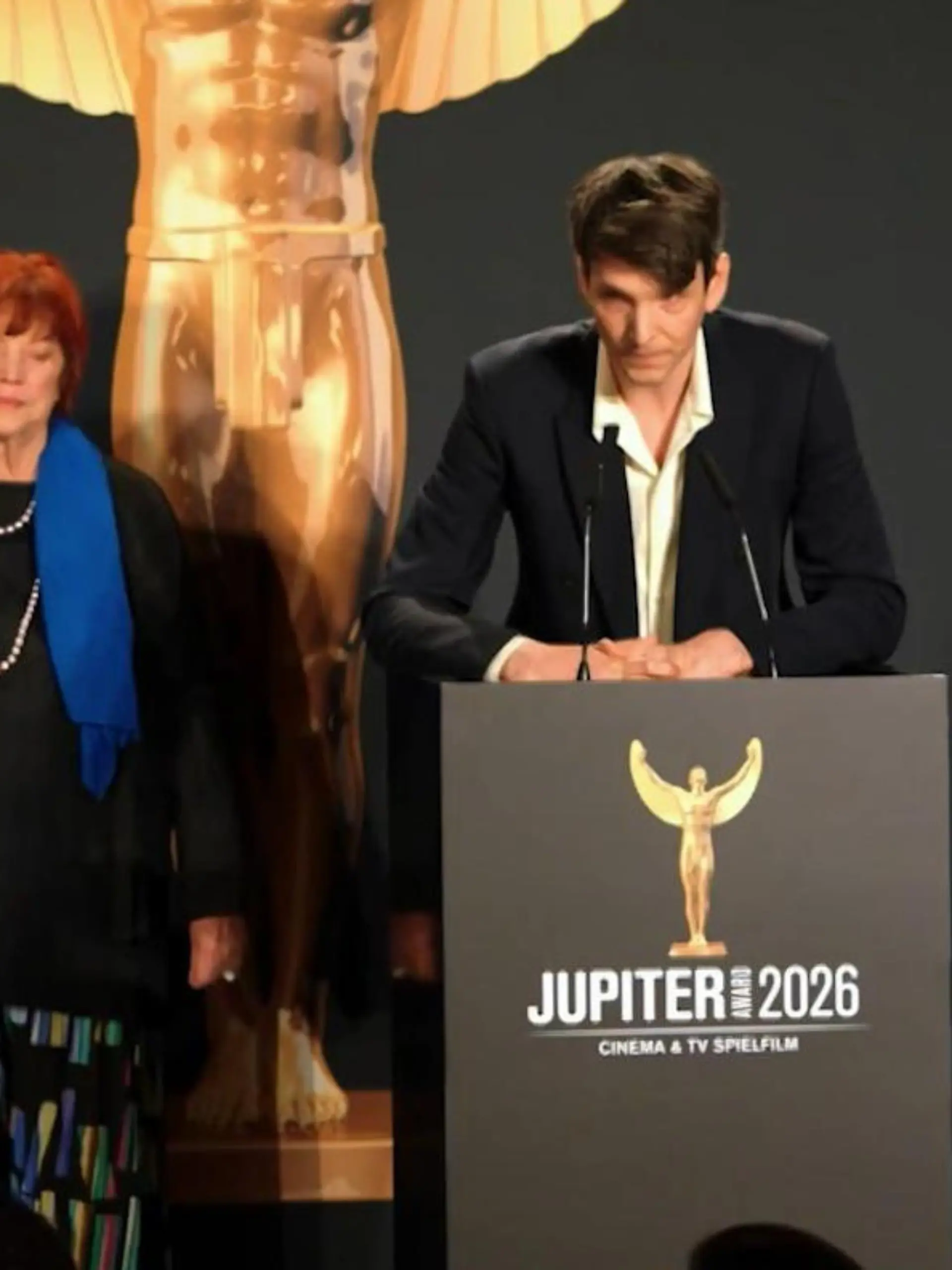 Bild zu: "Jubel bei Preisverleihung! Deutscher Schauspiel-Star mit deutlichen Worten zu Collien Fernandes "