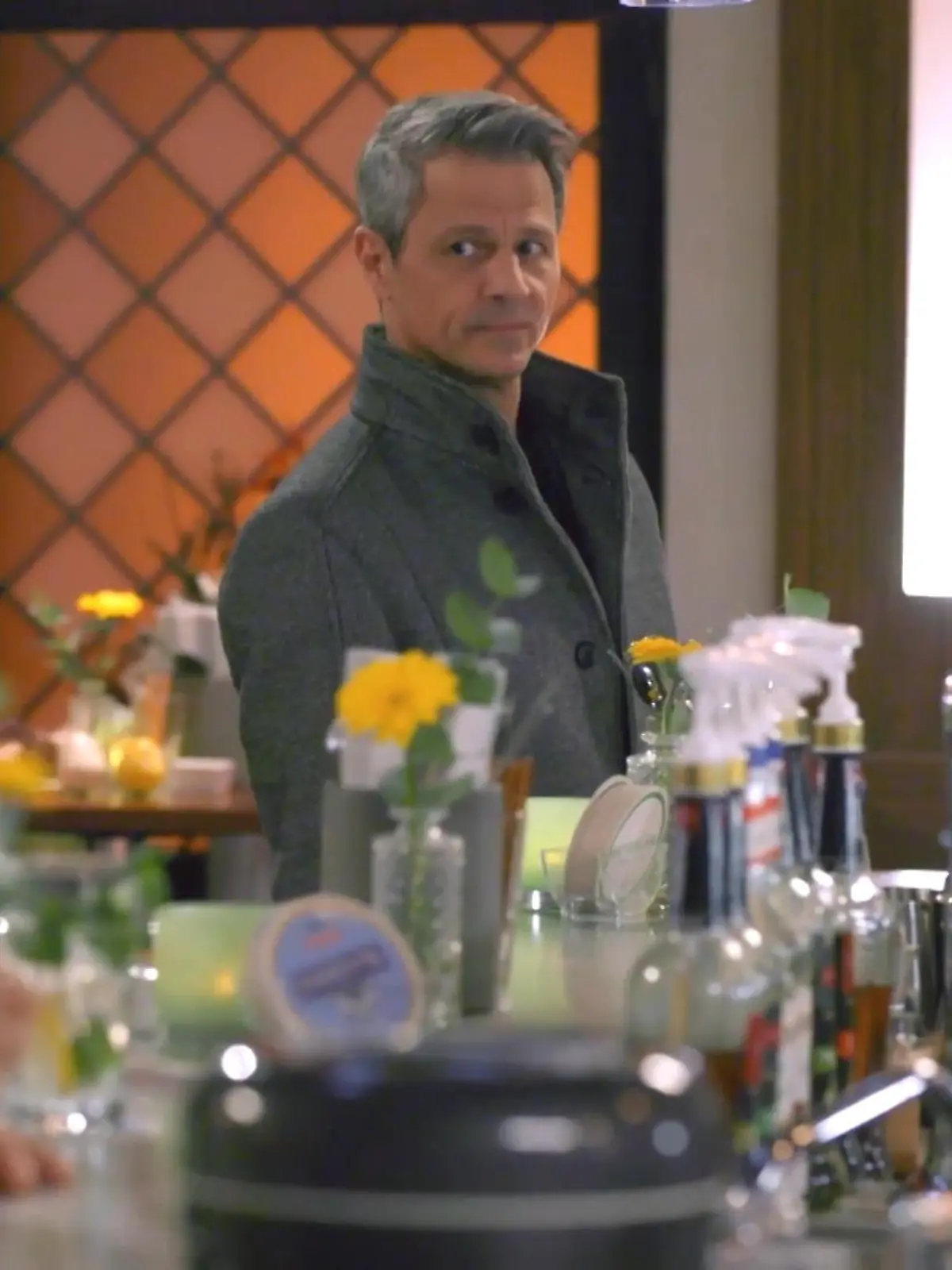 Bild zu: "Benedikt beobachtet Ute und Ferhat zusammen"