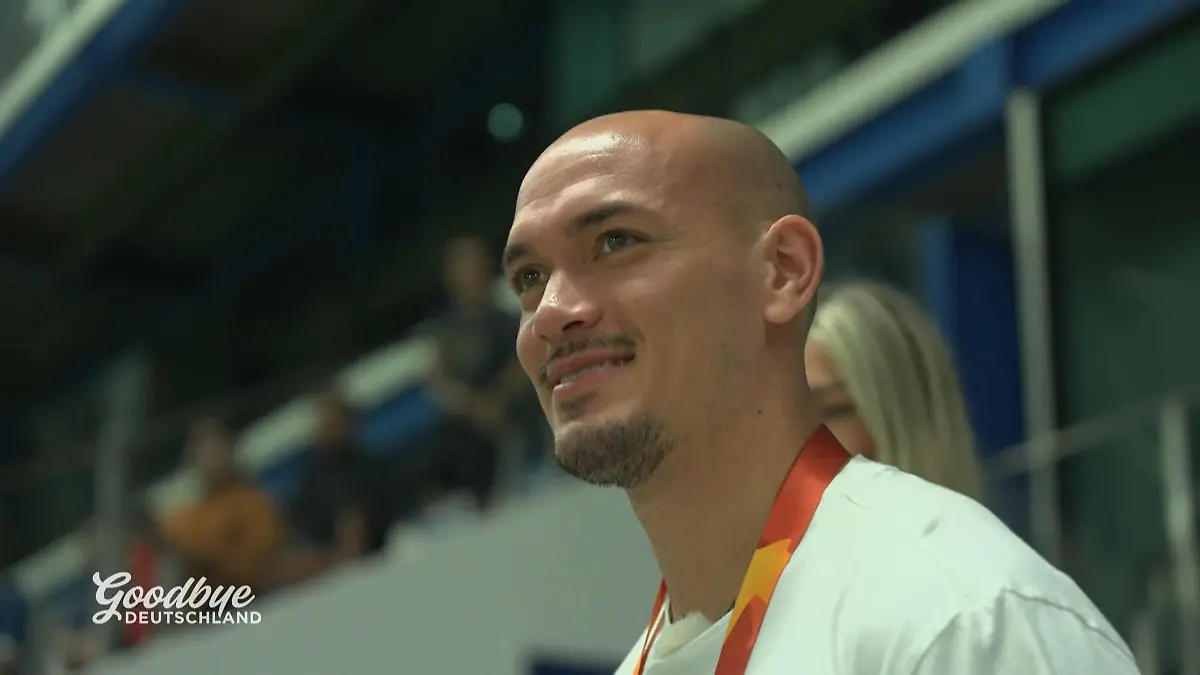 Heute darf Profi-Fußballer Manu beim Spiel zu zusehen Verletzungspause