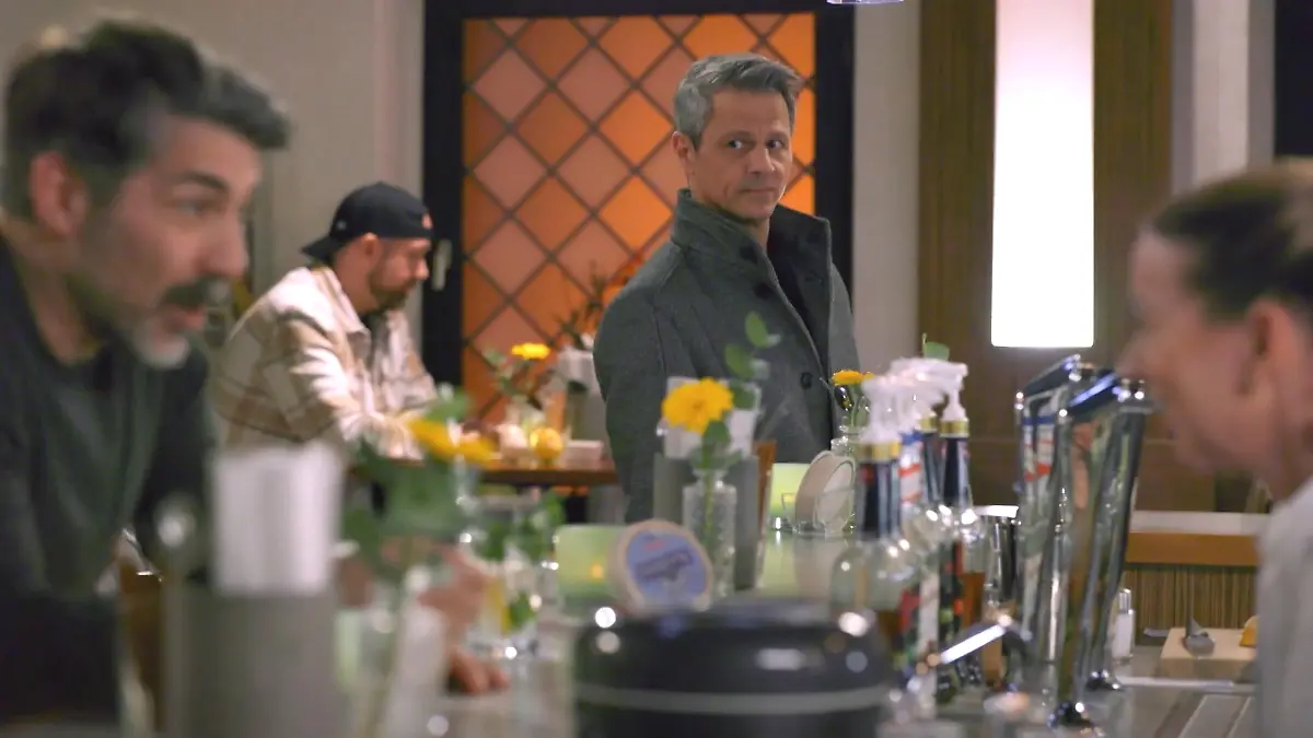 Unter uns: Benedikt beobachtet Ute und Ferhat zusammen