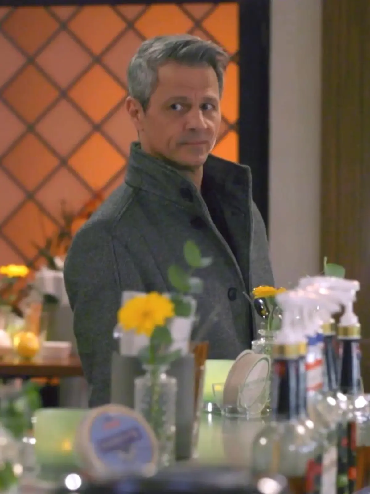 Unter uns: Benedikt beobachtet Ute und Ferhat zusammen